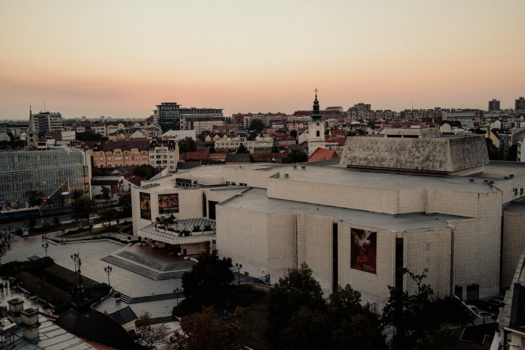 srpsko narodno pozorište slikano odozgo i vidi se deo ulice i okruženja sa zgradama