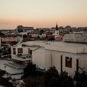 srpsko narodno pozorište slikano odozgo i vidi se deo ulice i okruženja sa zgradama