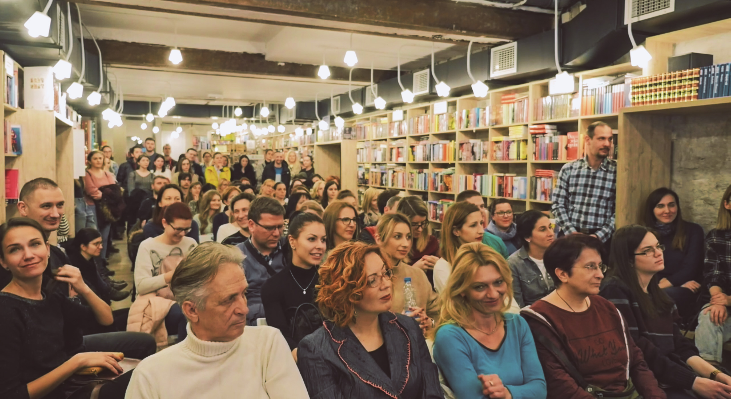 zenit books, knjižara prepuna publike