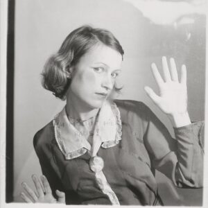 Feministička avangarda - crno bela fotografija žene iz 50-ih godina naslonjene na prozor