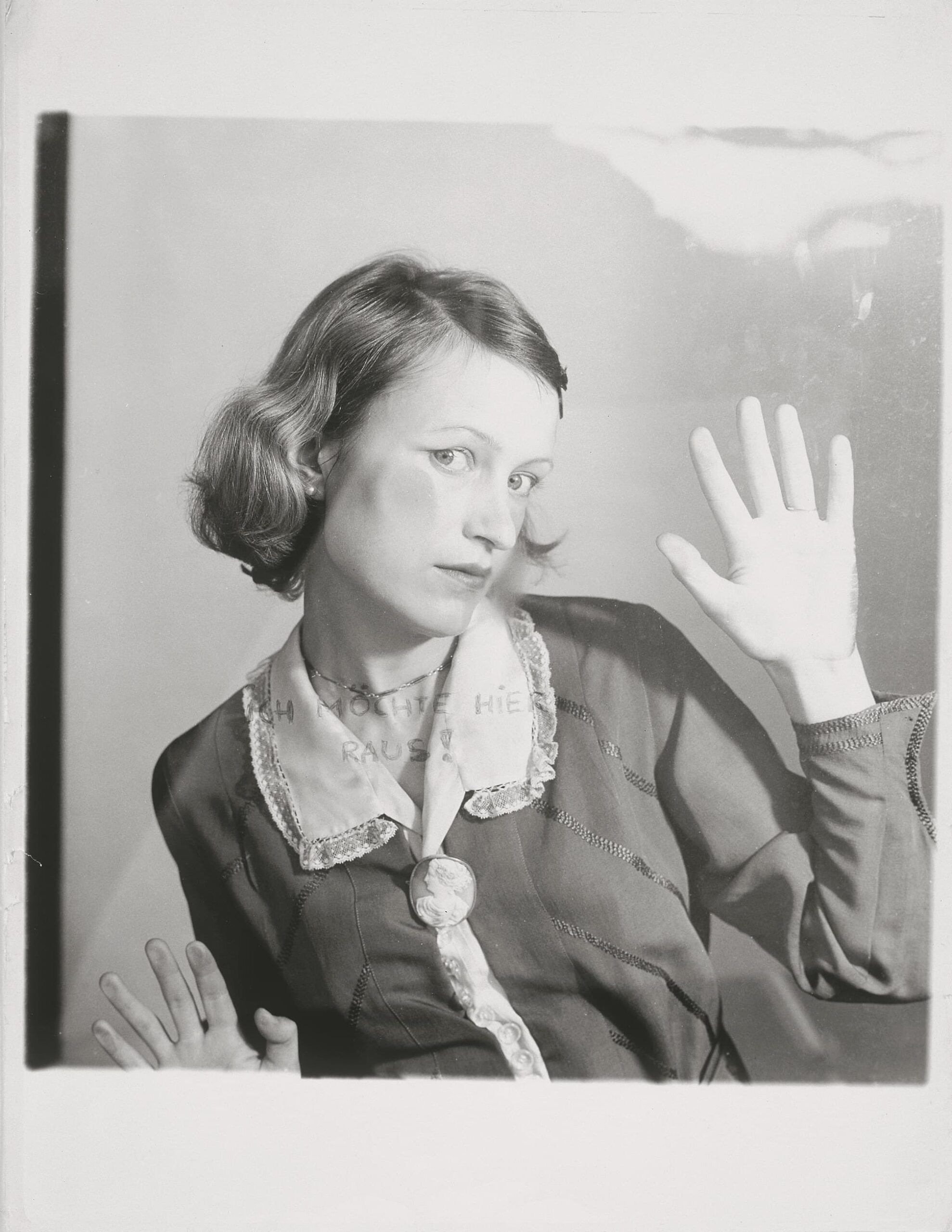 Feministička avangarda - crno bela fotografija žene iz 50-ih godina naslonjene na prozor