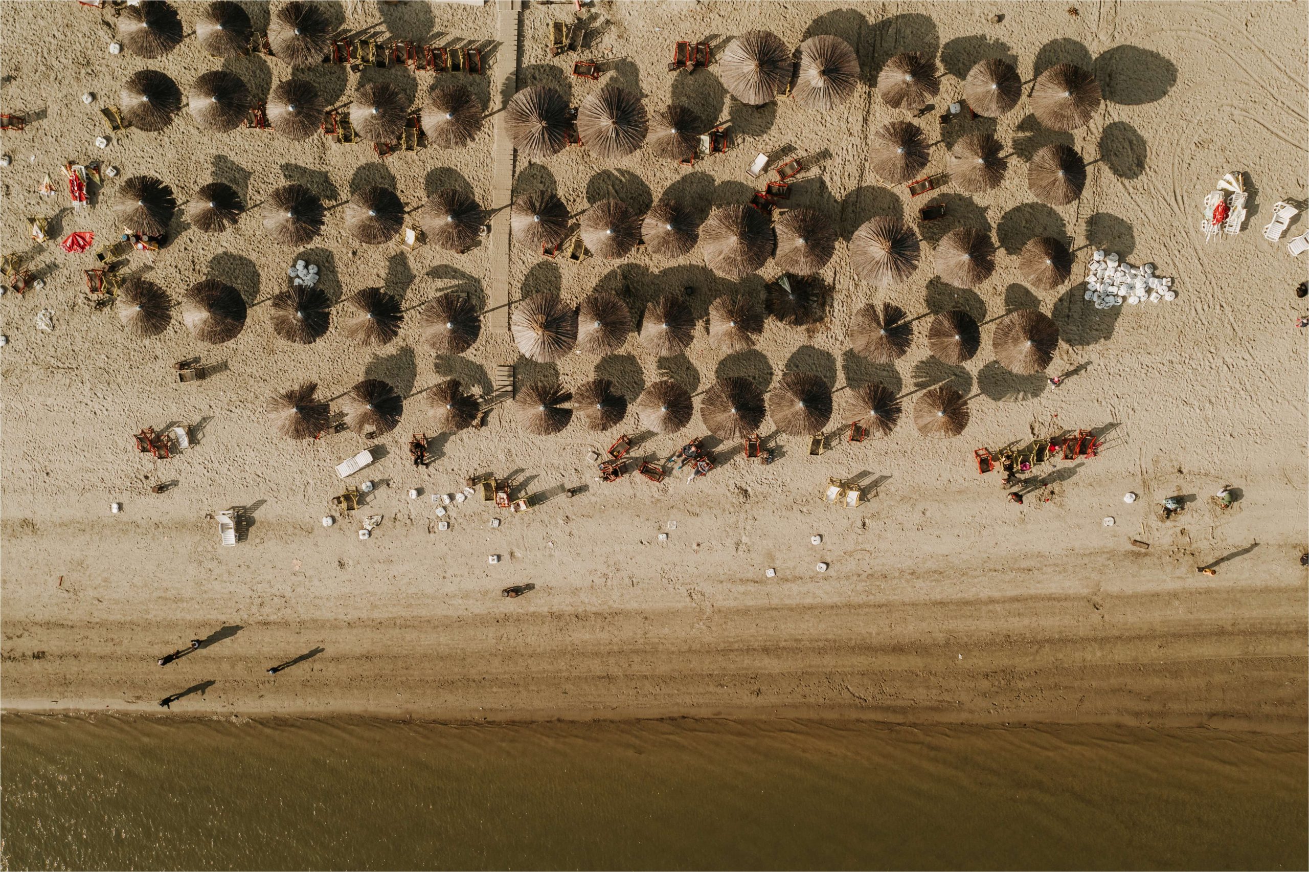 plaza strand sa suncobranima, slikana iz ptičje perspektive