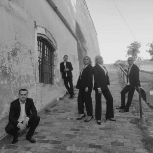 petoro izvođača sastava Novosadski kvintet, stoje na jednoj od staza na petrovaradinskoj tvrđavi