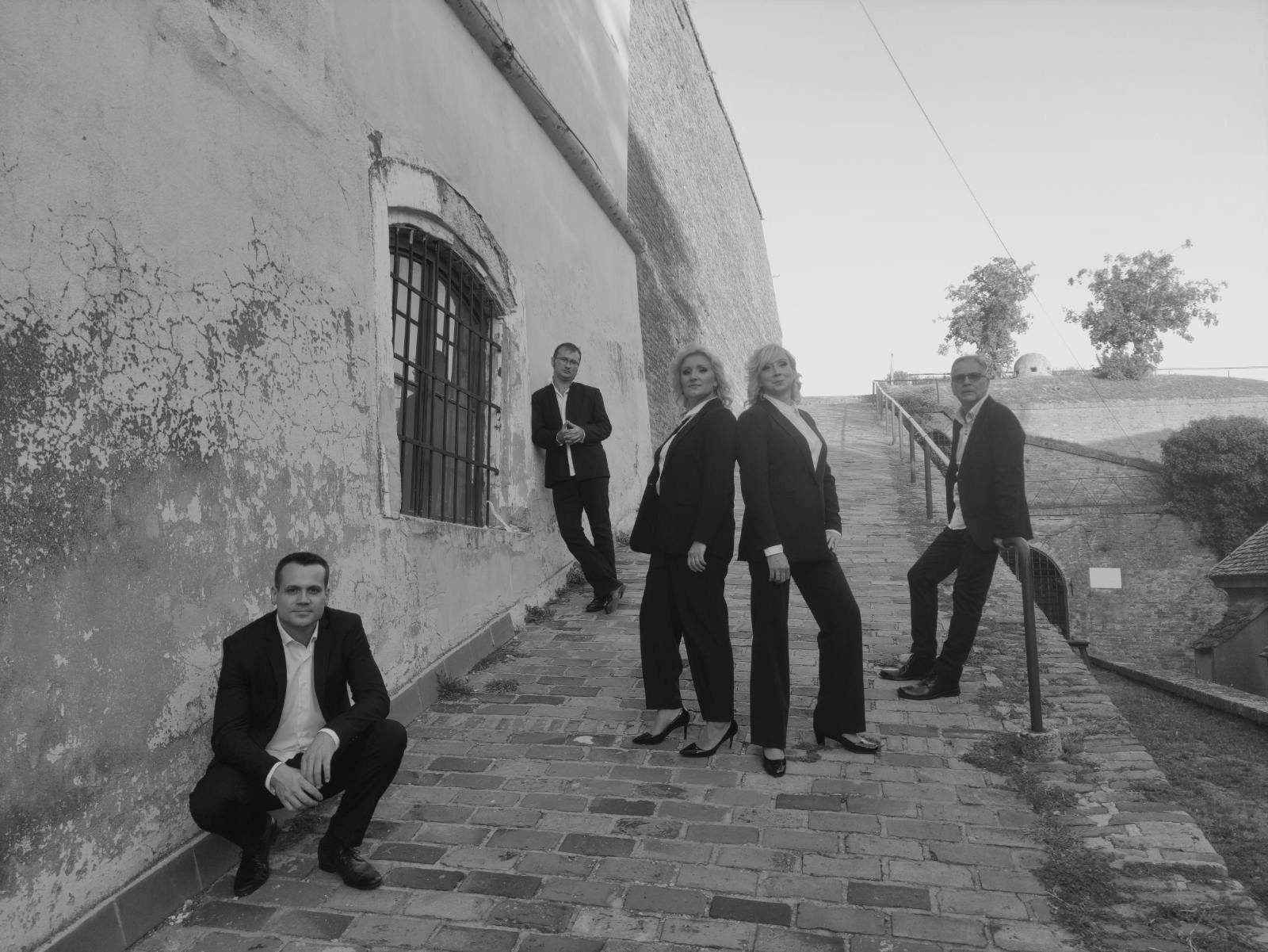 petoro izvođača sastava Novosadski kvintet, stoje na jednoj od staza na petrovaradinskoj tvrđavi